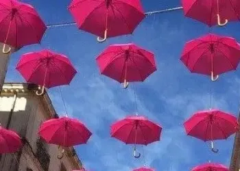 500 parapluies roses dans la rue de la Loge