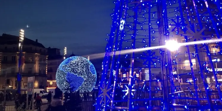 Le globe lumineux sera remplacé par une autre attraction