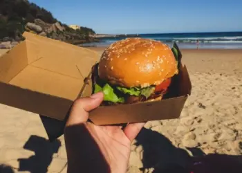Faites-vous livrer vos plats favoris sur la plage !