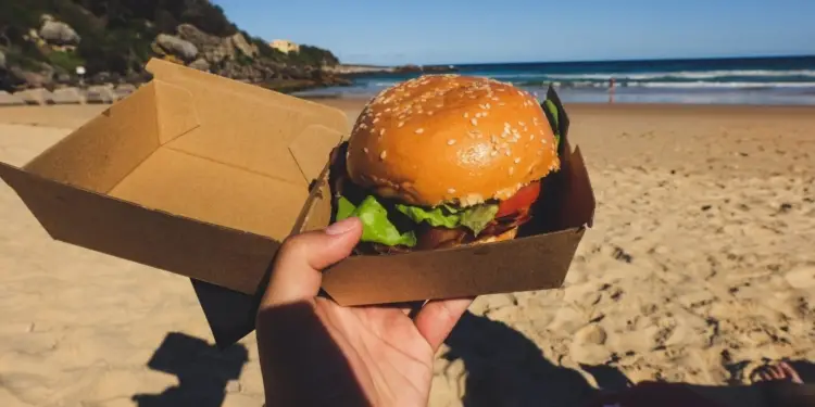 Faites-vous livrer vos plats favoris sur la plage !