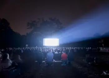 La Métropole fait son cinéma sur grand écran sous un ciel étoilé