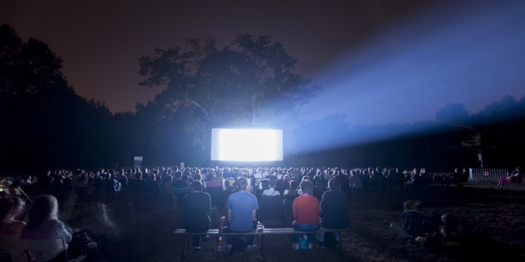 La Métropole fait son cinéma sur grand écran sous un ciel étoilé