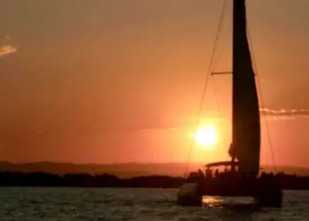 La Grande-Motte : music boat et good vibes sur un catamaran