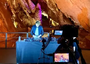 Joris Delacroix en mix live dans une grotte