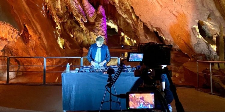 Joris Delacroix en mix live dans une grotte