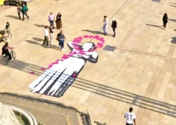 Une fresque géante pour dire stop au cancer du sein