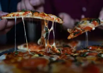 La Halle Tropisme ouvre sa pizzeria au feu de bois