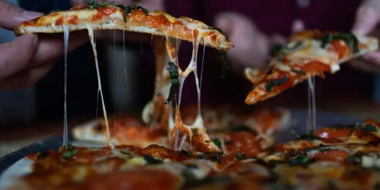 La Halle Tropisme ouvre sa pizzeria au feu de bois