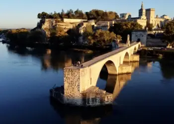 Un live stream sur le Pont d’Avignon