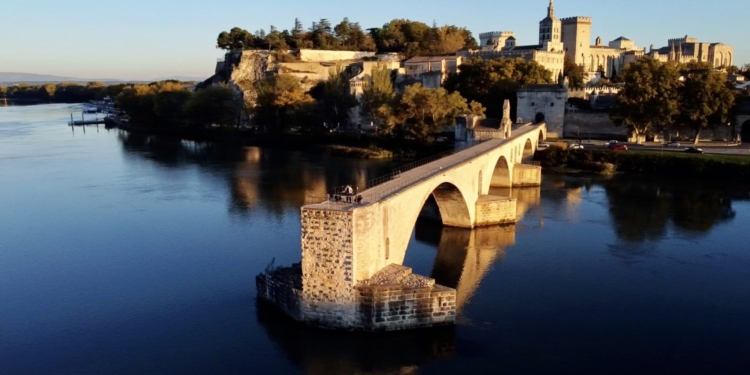 Un live stream sur le Pont d’Avignon