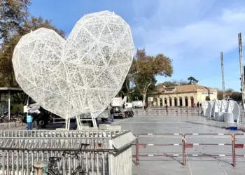 Montpellier : un coeur géant sur la Comédie pour Noël