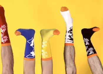 Montpellier : Cruel Dilemme ose les chaussettes dépareillées et colorées