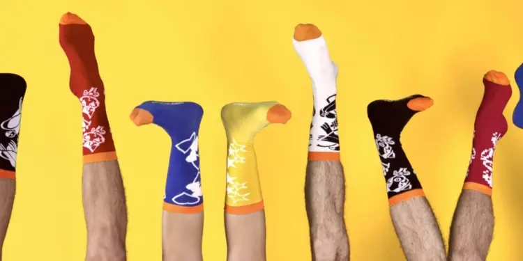 Montpellier : Cruel Dilemme ose les chaussettes dépareillées et colorées