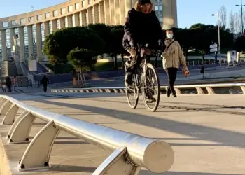 Des barrières et des bandes de guidage pour les non-voyants