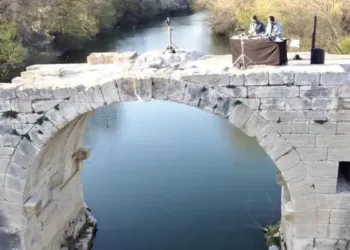 Lunel : Les Synapson mixent sur un pont romain