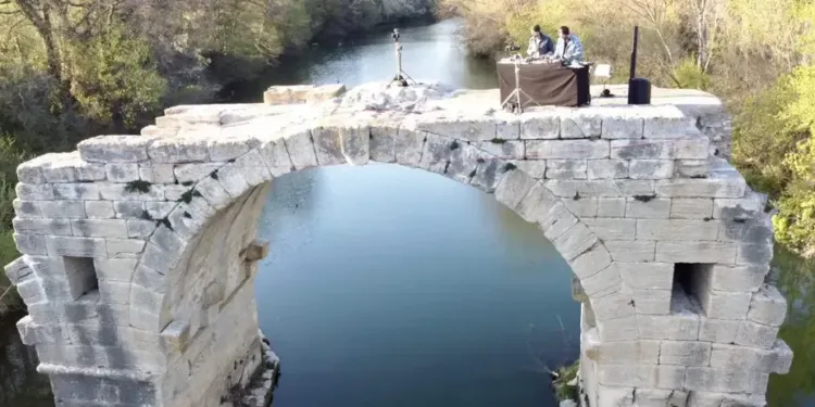 Lunel : Les Synapson mixent sur un pont romain