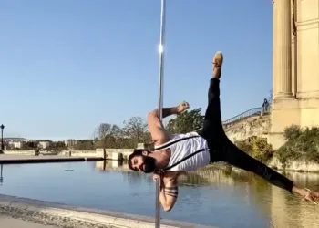 Une émouvante démonstration de pole dance