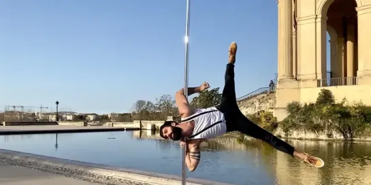 Une émouvante démonstration de pole dance
