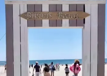 La Grande-Motte : montage du Bikinis beach