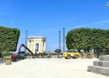 Montage de la grande scène des Nuits du Peyrou