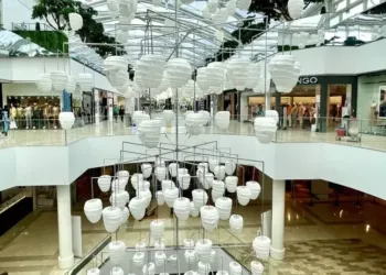 Une immense structure en papier suspendu au Polygone