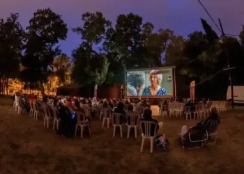 Séance de cinéma en plein air sur le parvis de l’Hôtel de ville