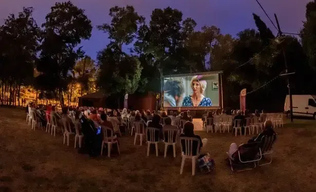 Séance de cinéma en plein air sur le parvis de l’Hôtel de ville