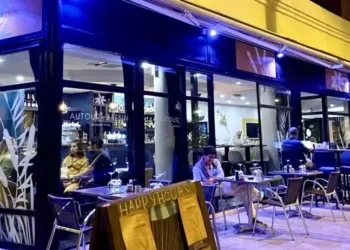 Autour du bassin, la nouvelle cantine de Jacques Cœur