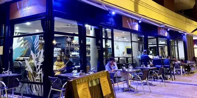 Autour du bassin, la nouvelle cantine de Jacques Cœur