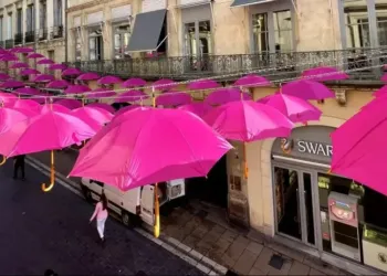500 parapluies roses dans la rue de la Loge