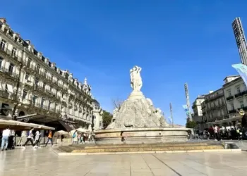 Montpelier dans le Top 5 où les gens sont les plus beaux On entend souvent dire que Paris est la plus belle ville du monde. Mais selon un classement publié récemment, ses habitants ne sont pas vraiment les plus élégants. Si vous cherchiez une ville où il y a des beaux gosses et de jolies demoiselles. N’allez pas plus loin que… Montpelier. Bref, restez ici ! Montpellier est dans le top 5 de ce classement totalement loufoque publié par le site Topito. Selon le site, les montpelliérains doivent leur beauté au cadre de vie, au soleil et au bon air des plages. Bordeaux est en tête de ce classement pour la 3ème année consécutive et là c’est le bon vin et la bonne chère qui plait. Paris et Lyon complètent le podium. Suivent Toulouse, Montpellier et Nice