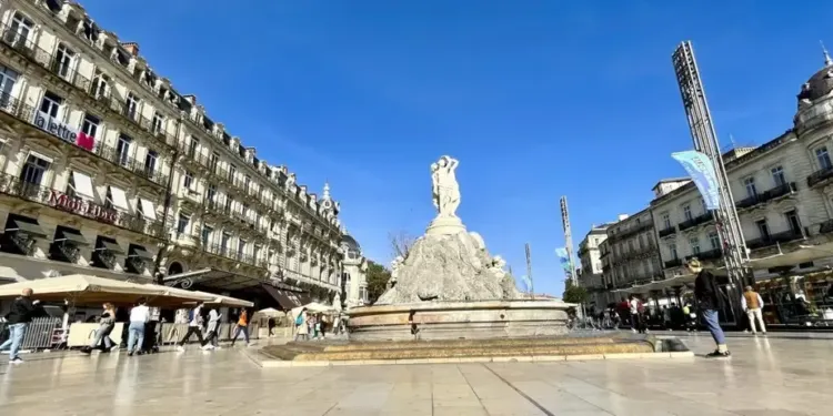 Montpelier dans le Top 5 où les gens sont les plus beaux On entend souvent dire que Paris est la plus belle ville du monde. Mais selon un classement publié récemment, ses habitants ne sont pas vraiment les plus élégants. Si vous cherchiez une ville où il y a des beaux gosses et de jolies demoiselles. N’allez pas plus loin que… Montpelier. Bref, restez ici ! Montpellier est dans le top 5 de ce classement totalement loufoque publié par le site Topito. Selon le site, les montpelliérains doivent leur beauté au cadre de vie, au soleil et au bon air des plages. Bordeaux est en tête de ce classement pour la 3ème année consécutive et là c’est le bon vin et la bonne chère qui plait. Paris et Lyon complètent le podium. Suivent Toulouse, Montpellier et Nice