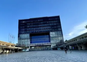 Montpellier : 10 ans pour l’Hôtel-de-Ville ! Il fait parti du patrimoine architectural de la ville. Happy Birthday la mairie de Montpellier qui souffle ses 10 bougies. A l’occasion de cet décennie, une cérémonie publique se tiendra mercredi 24 novembre à 11h sur le parvis Georges Frèche, au cours de laquelle sera dévoilée une plaque commémorative en l’honneur de tous les maires de Montpellier depuis Jean Jacques Louis Durand en 1790 à nos jours. A travers de cette initiative, la ville rendra hommage à tous ceux qui ont contribué à faire de Montpellier ce qu’elle est aujourd’hui, en remettant en mémoire le souvenir et le dévouement de chacun. Les anciens maires ou leurs descendants seront conviés à ce moment républicain. Une plaquette biographique sera prochainement éditée pour brosser le portrait de ces maires et rappeler leur action. Le nouvel Hôtel de Ville a été inauguré le samedi 12 novembre 2011. Cet édifice en acier est habillée de façades en aluminium et verre. Il a été construit par les architectes Jean Nouvel et François Fontes. Sur 90 mètres de long, 50 mètres de large, 41 mètres de hauteur, la Mairie compte 12 étages sur 27 000 m2. Conçu comme un parallélépipède ouvert, il constitue un des bâtiments phares du nouveau quartier de Port-Marianne.