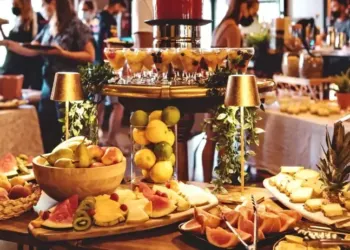 L’équipe des Mômes prépare un brunch spécial Galette des Rois