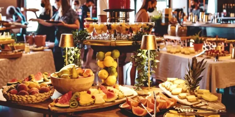 L’équipe des Mômes prépare un brunch spécial Galette des Rois
