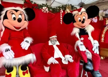 Viens faire la photo avec Mickey et le Père-Noël