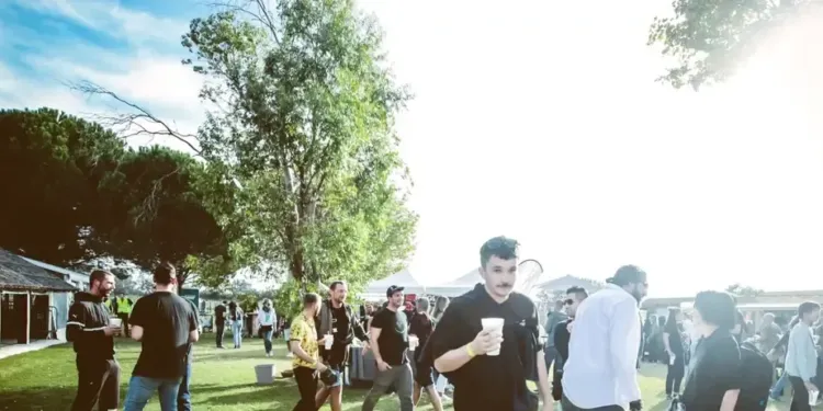 e prépare les affiches Decaux pour le festival Tropisme 2022. Je suppose que Claap nous suit sur cet événement :-) J’envoie aujourd’hui deux premiers éléments chez l’imprimeur, à savoir : -> 30 affiches Decaux 320x240cm -> 70 affiches Decaux 120x176cm A venir la semaine prochaine, 10 000 programmes papier, une campagne d’affichage dans les commerces et sur le réseau TAM, etc… une belle visibilité donc. On se cale un petit point téléphonique ou en présentiel pour que je te détaille le plan de com et qu’on ajuste les contreparties ?