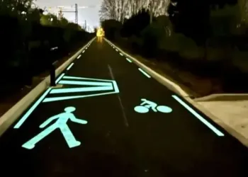 Ambiance fluo pour la nouvelle piste cyclable de Castelnau