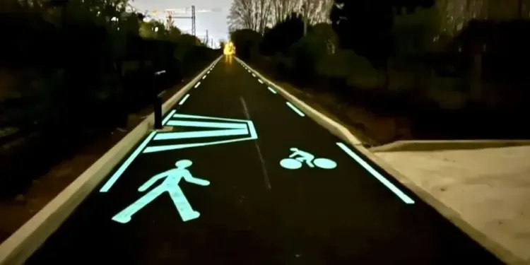Ambiance fluo pour la nouvelle piste cyclable de Castelnau