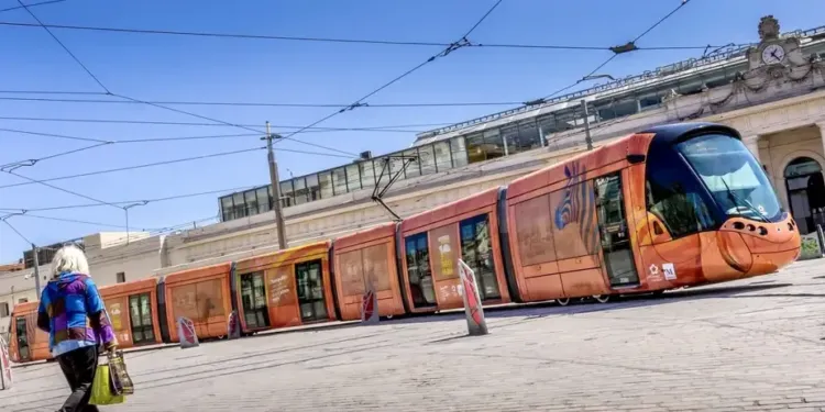Un tram aux couleurs de la Comédie du livre