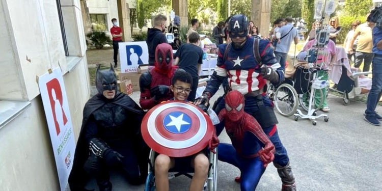 Les super-héros au contact des enfants malades