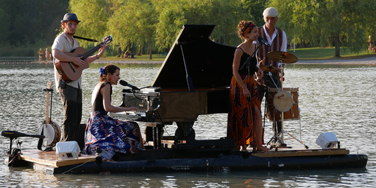 Concert flottant au lac du Salagou