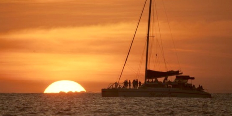 La Grande-Motte : music boat et good vibes sur un catamaran