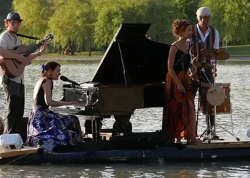 Concert flottant au lac du Salagou