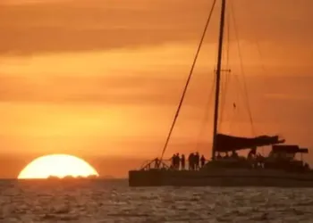La Grande-Motte : music boat et good vibes sur un catamaran
