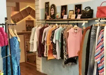Défilé sauvage et vintage dans la rue Montpellieret