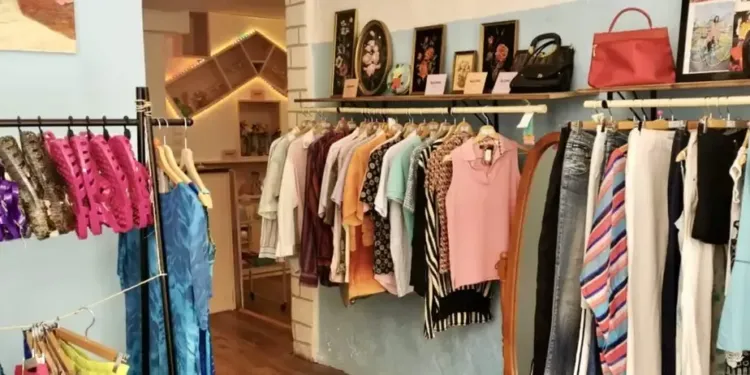 Défilé sauvage et vintage dans la rue Montpellieret
