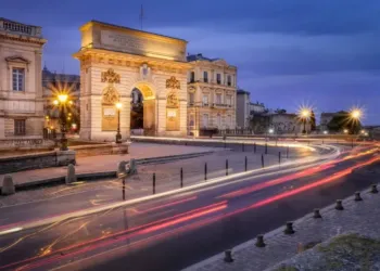 Montpellier brille de 1000 feux à la nuit tombée !  Profitez d’une balade guidée