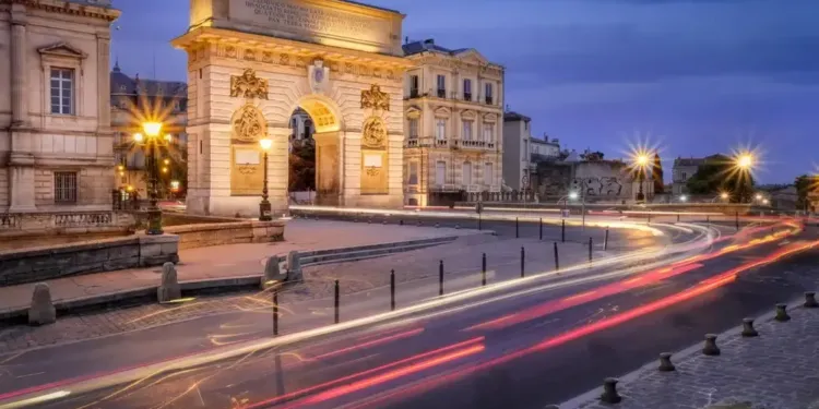 Montpellier brille de 1000 feux à la nuit tombée ! Profitez d’une balade guidée