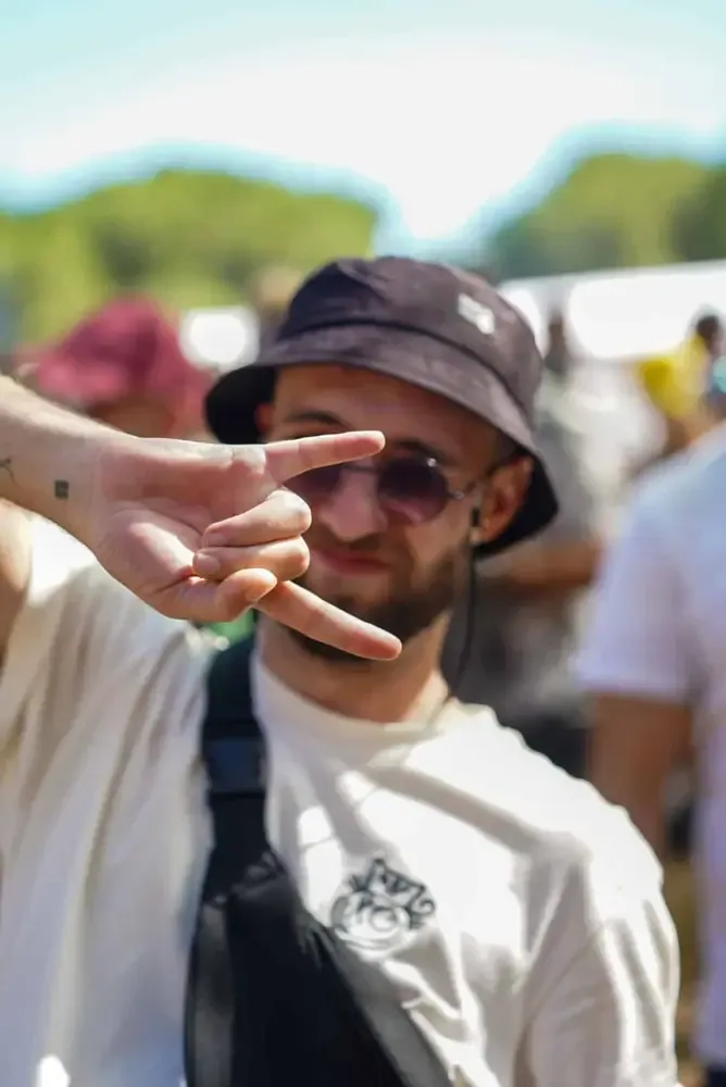 Palmarosa Festival Des Festivaliers Sourires Aux Levres